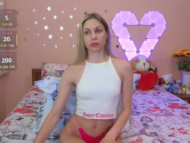 TilyTily – webcam model profile photo Image 4