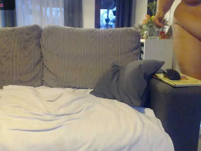 UKRaunchyRobyn – webcam model profile photo Image 3