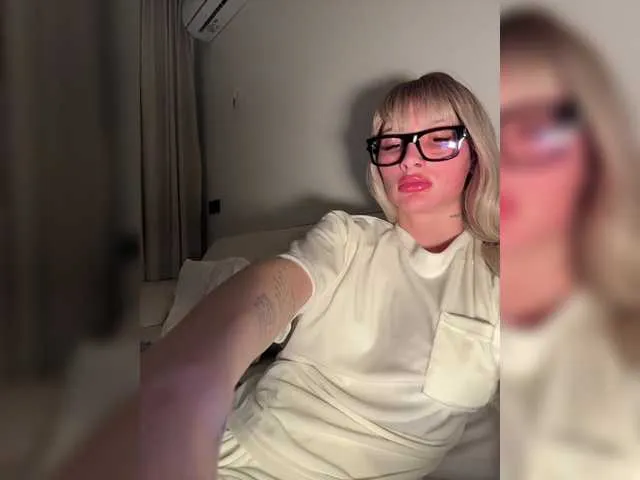 TenderLora – webcam model profile photo Image 4