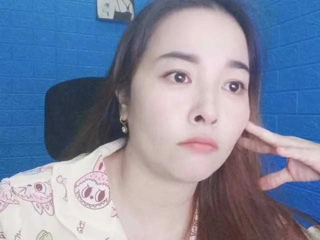 British_EmJess – webcam model profile photo Image 10