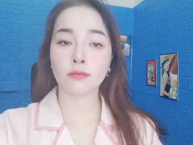 British_EmJess – webcam model profile photo Image 2