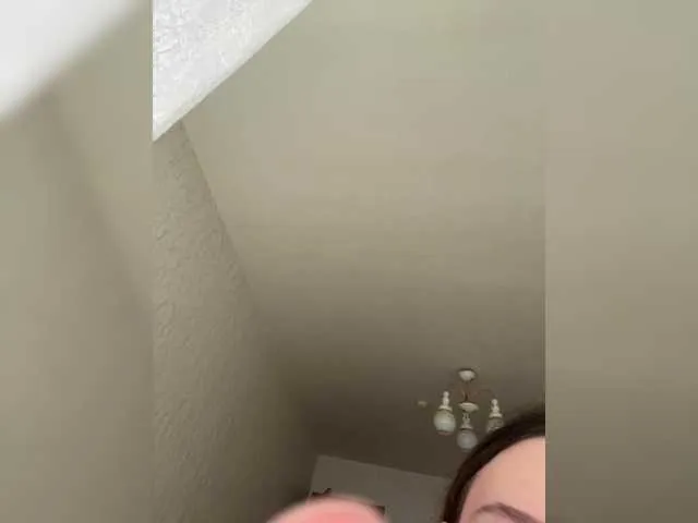 LoraDevine – webcam model profile photo Image 4