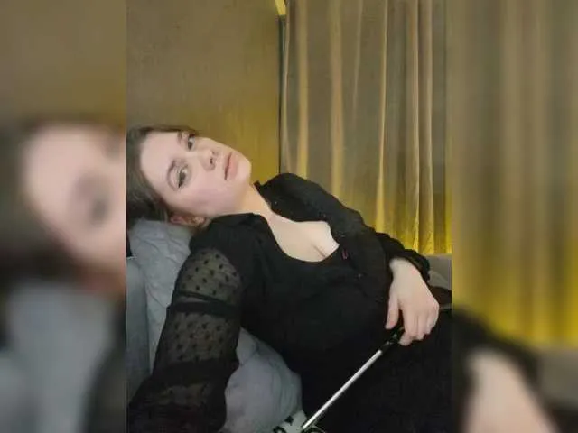 British_EmJess – webcam model profile photo Image 12