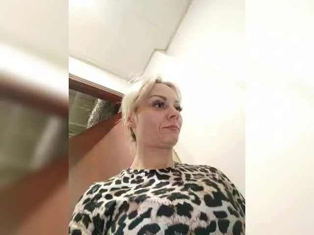 blondeangel_4u2 – webcam model profile photo Image 16