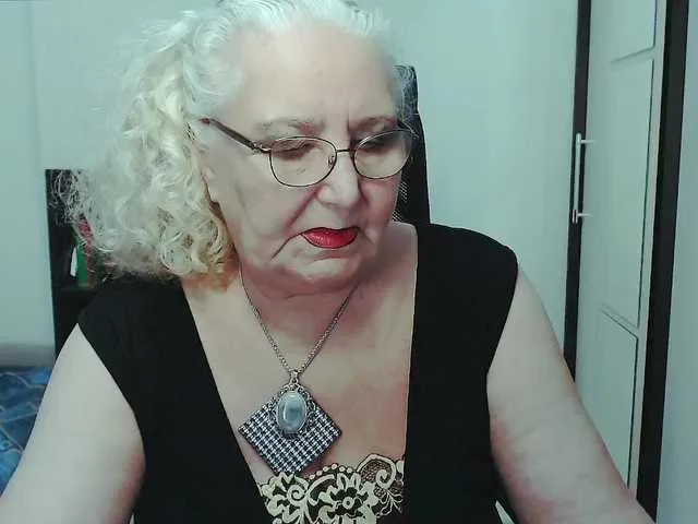 GlamGran – webcam model profile photo Image 9