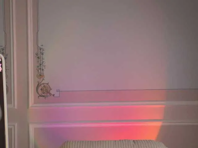 KateDivineUK – webcam model profile photo Image 4