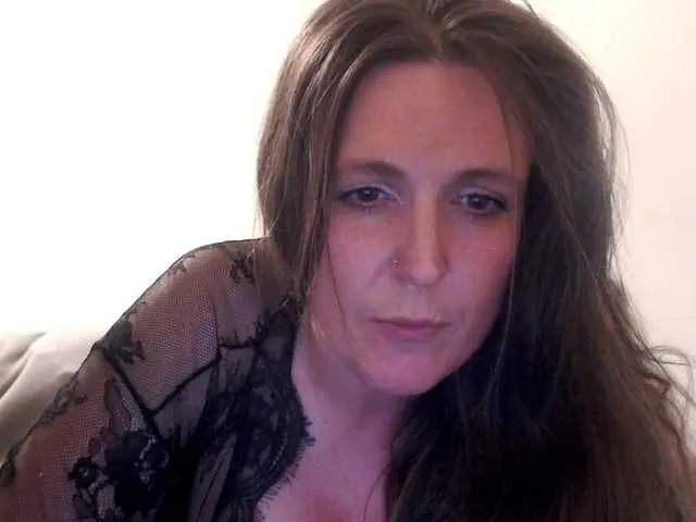 British_EmJess – webcam model profile photo Image 15
