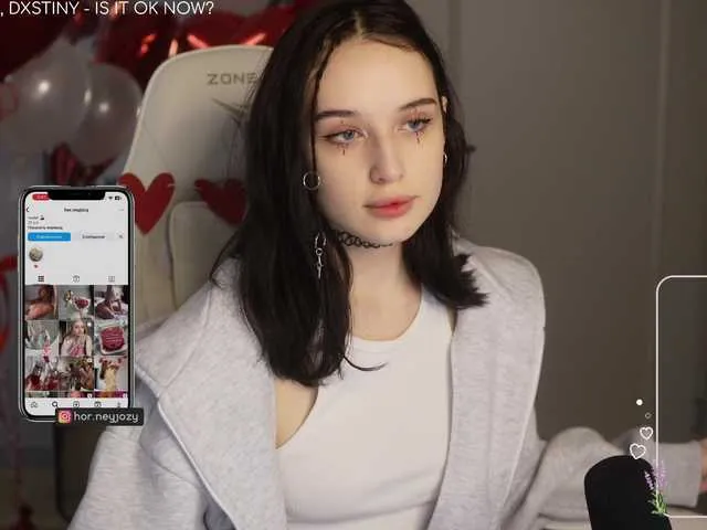 LoraDevine – webcam model profile photo Image 4