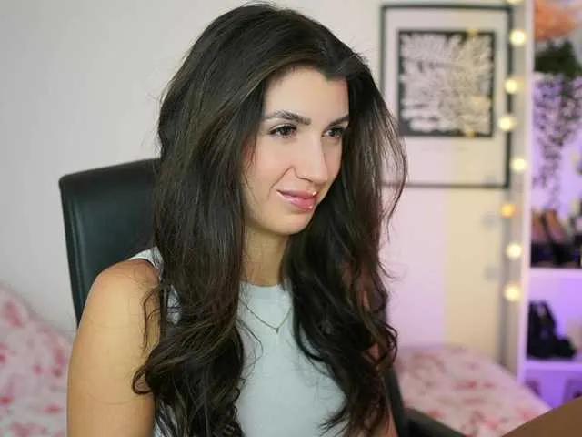 MilfDolores – webcam model profile photo Image 2