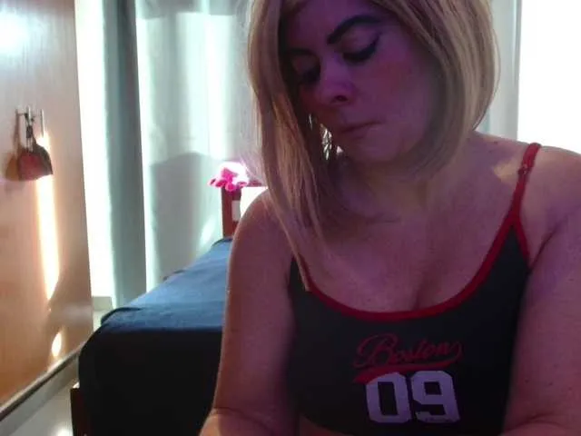 SelennaMoon – webcam model profile photo Image 7