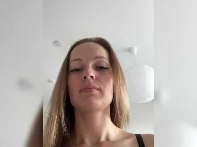 Libely – webcam model profile photo Image 3