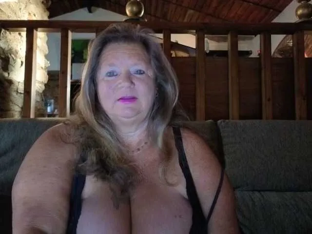 British_EmJess – webcam model profile photo Image 12