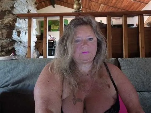 British_EmJess – webcam model profile photo Image 14