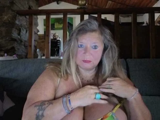 British_EmJess – webcam model profile photo Image 15