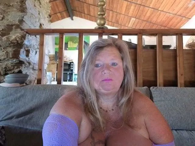 British_EmJess – webcam model profile photo Image 19