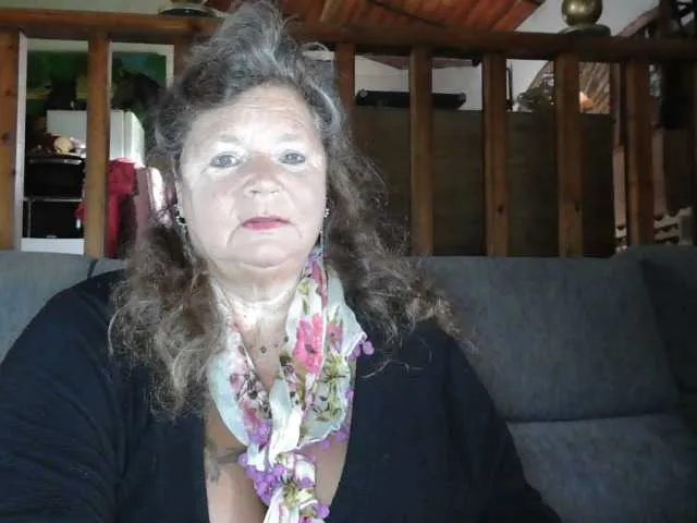 British_EmJess – webcam model profile photo Image 4