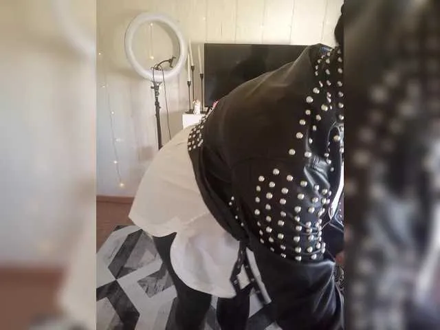 WetTigress – webcam model profile photo Image 18