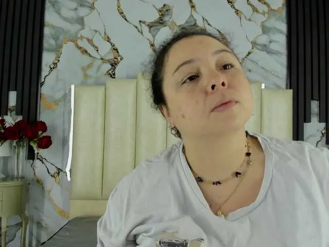 tamara-kisses – webcam model profile photo Image 4