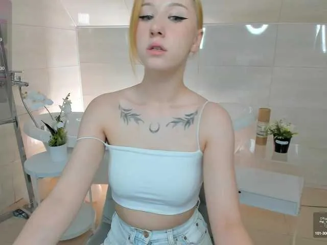 LoveCatsuit – webcam model profile photo Image 7