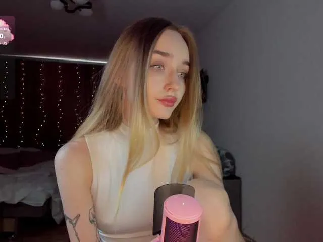 BlondeHott – webcam model profile photo Image 4