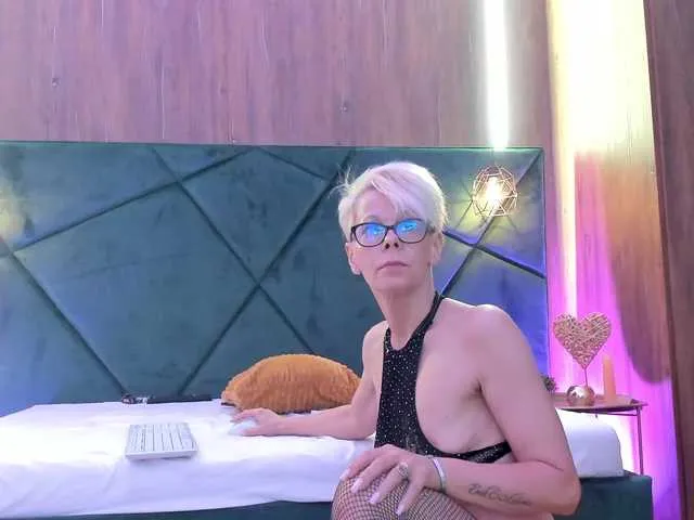 GlamGran – webcam model profile photo Image 18
