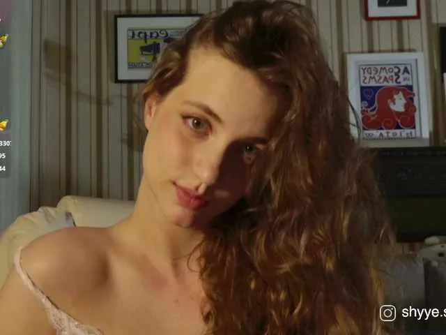 LoraDevine – webcam model profile photo Image 12