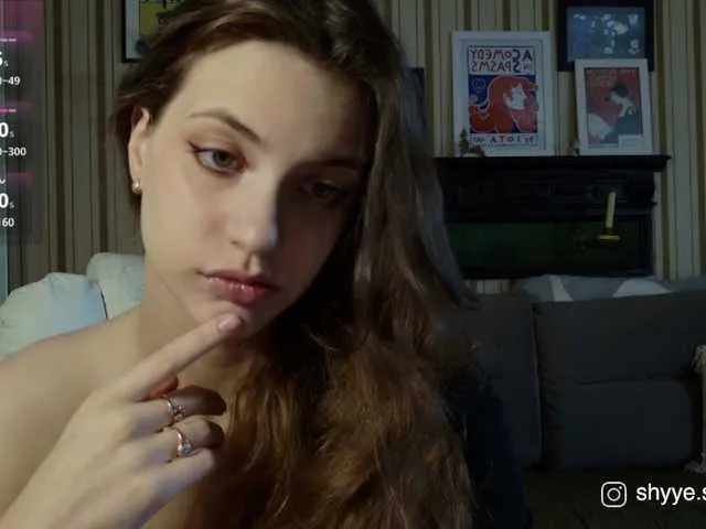 LoraDevine – webcam model profile photo Image 3