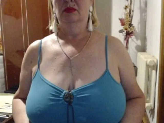 BlondeScarlettx – webcam model profile photo Image 17