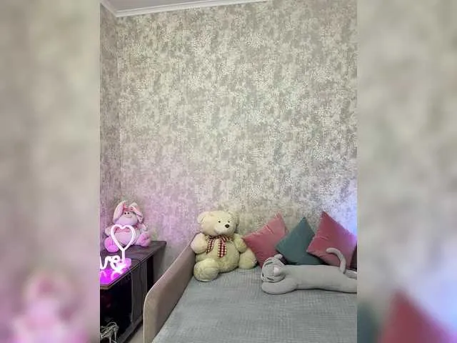 Lilye – webcam model profile photo Image 12