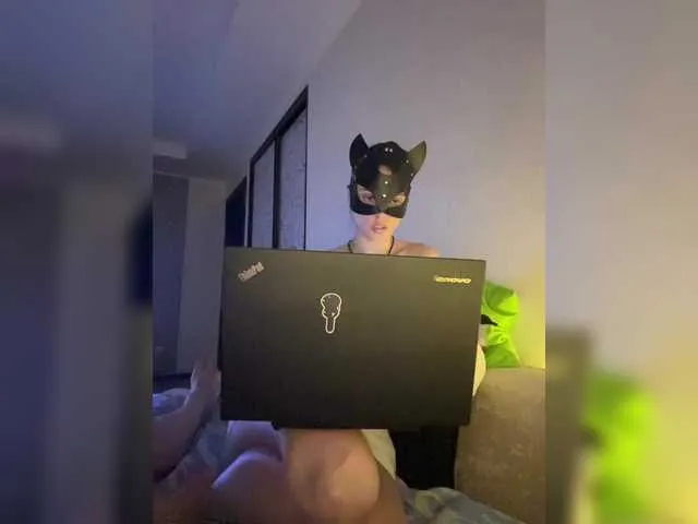 LoraDevine – webcam model profile photo Image 2