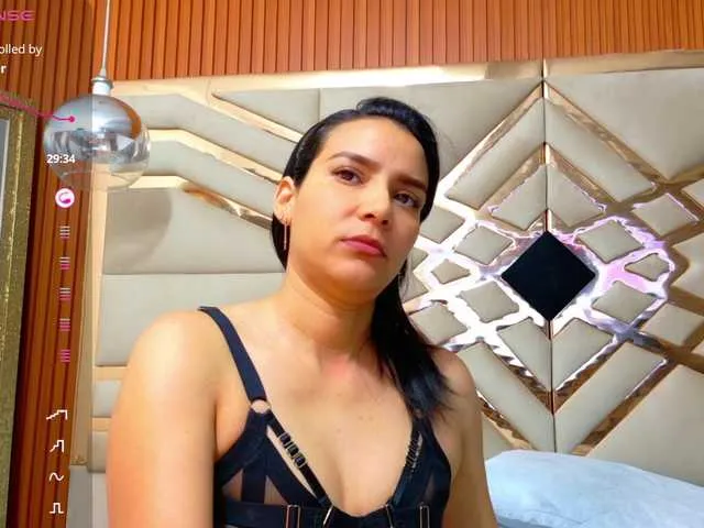 SuRomero – webcam model profile photo Image 9