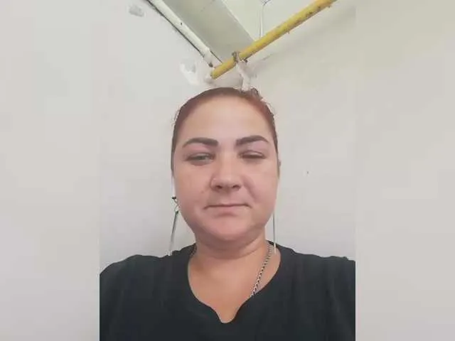 UKRaunchyRobyn – webcam model profile photo Image 3