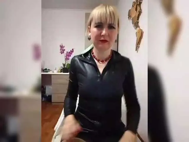 GlamGran – webcam model profile photo Image 7