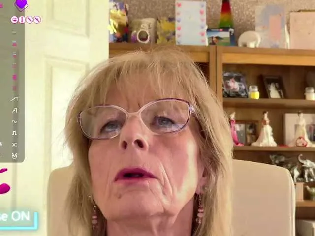 Haluley – webcam model profile photo Image 4