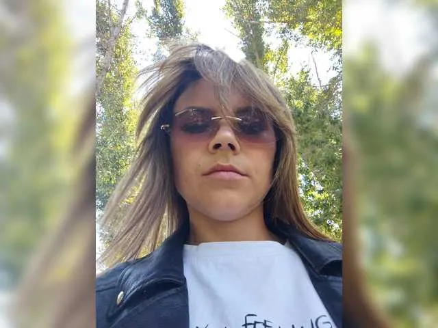 juliesquirts – webcam model profile photo Image 15