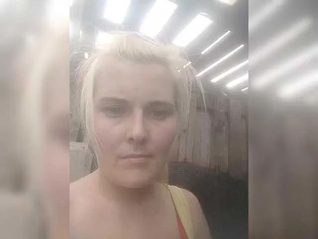 British_EmJess – webcam model profile photo Image 9