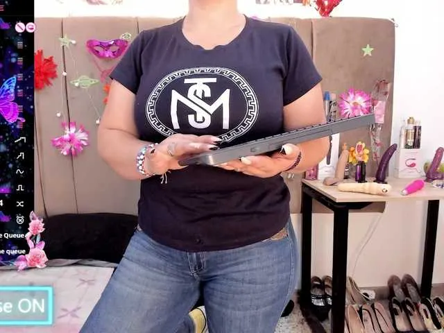 LeyaMeyers – webcam model profile photo Image 5
