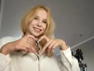 LiluDallass – webcam model profile photo Image 4