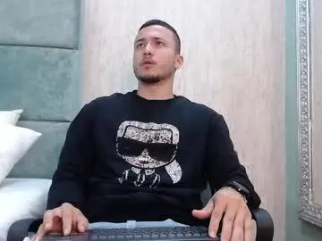 UKRaunchyRobyn – webcam model profile photo Image 7