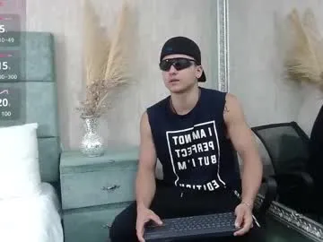 UKRaunchyRobyn – webcam model profile photo Image 8