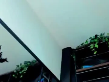 XTTX49 – webcam model profile photo Image 9