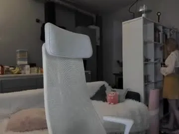 bella-adams – webcam model profile photo Image 10