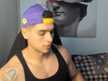 SheOnShe – webcam model profile photo Image 3