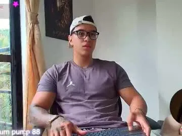 max04 – webcam model profile photo Image 10