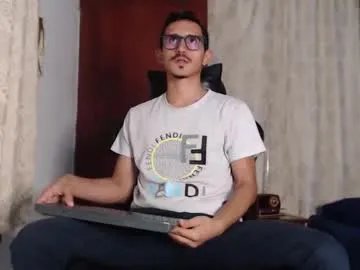 reeves_bae – webcam model profile photo Image 19