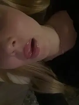 BlondeScarlettx – webcam model profile photo Image 3