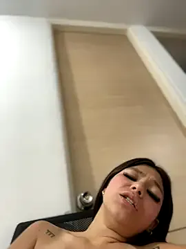 SweetieEva – webcam model profile photo Image 2