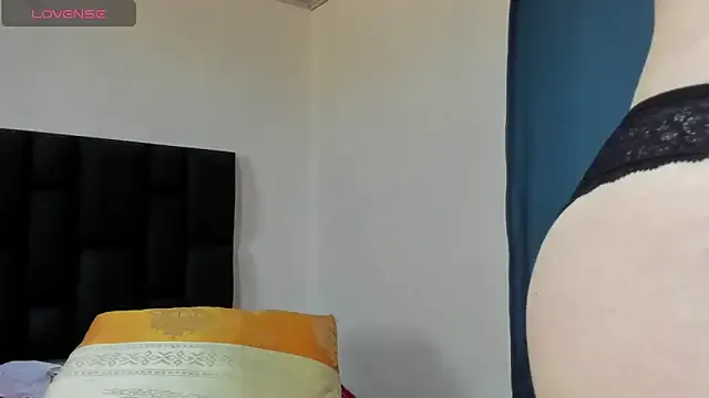 LoraDevine – webcam model profile photo Image 4