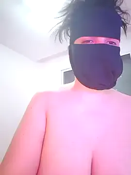 saraloverays – webcam model profile photo Image 2