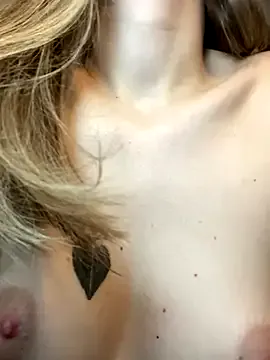 AmbeerLie – webcam model profile photo Image 12